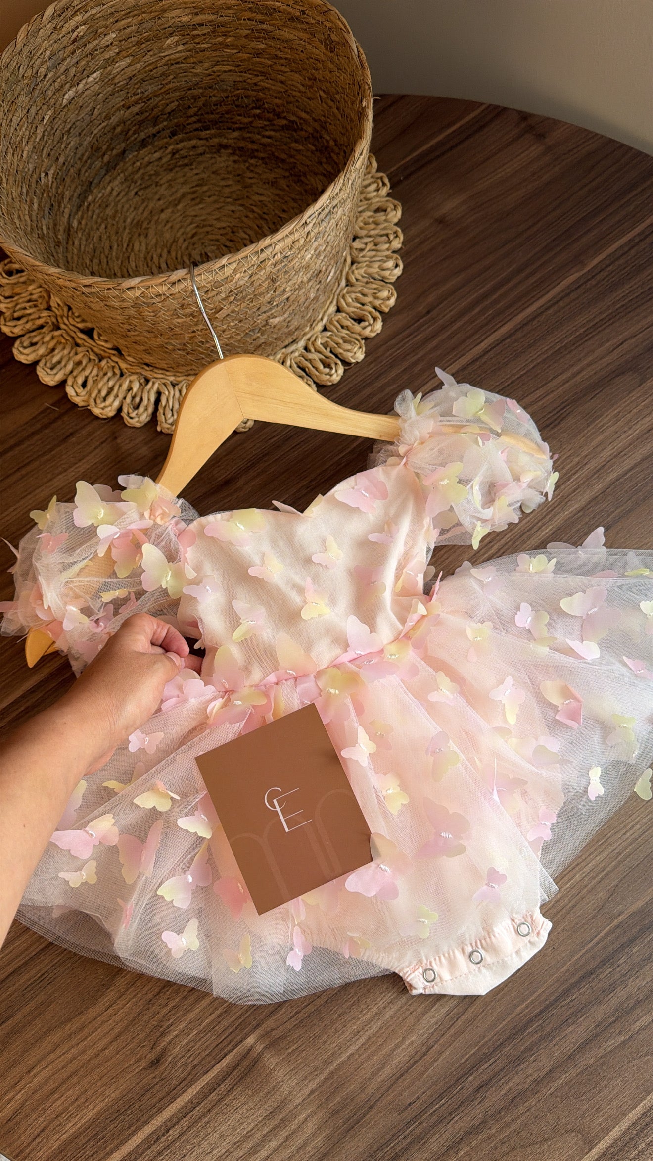 Vestido Tul Rosado con mariposas en 3D con Lazo – Ocasiones Especiales Imagen principal del producto