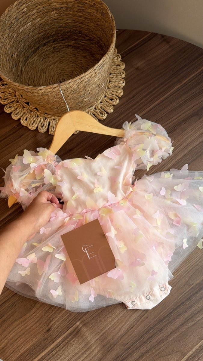 Vestido Tul Rosado con mariposas en 3D con Lazo – Ocasiones Especiales | Vestido de Encaje | Ropa de bebé y niña | El Closet de Emma