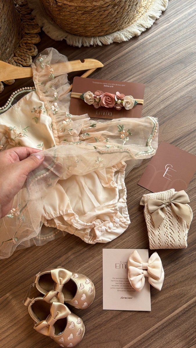 Vestido outfit encanto de Alba | | Ropa de bebé y niña | El Closet de Emma