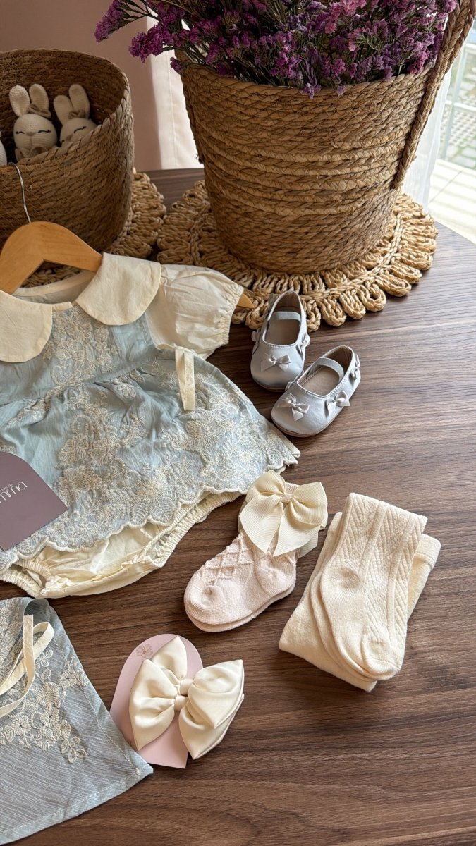 Conjunto Bebé Niña Celeste Vintage con Vestido de Encaje y Accesorios | | Ropa de bebé y niña | El Closet de Emma