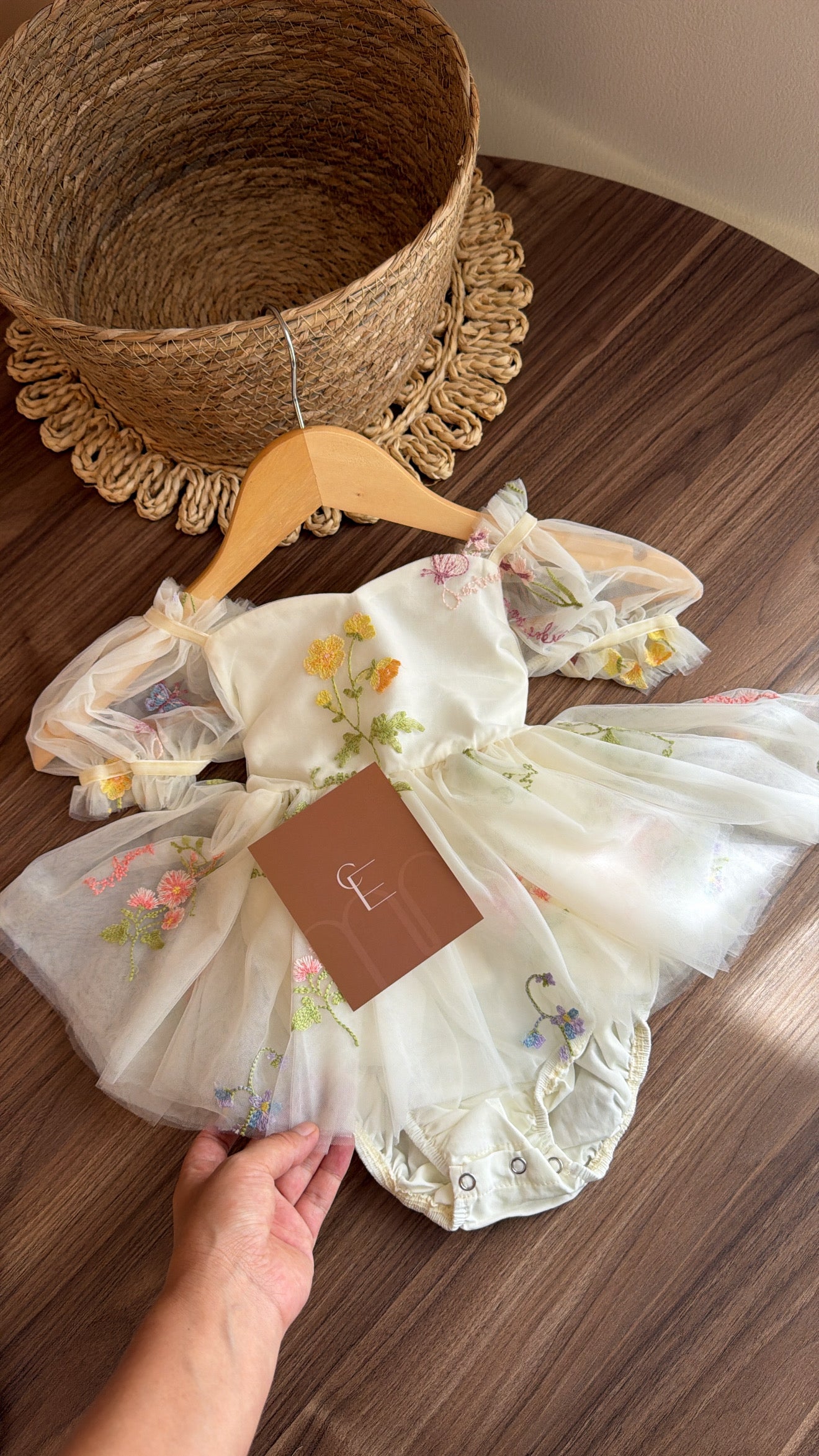 Vestido Marfil Hada Floral con Lazo de Tul y Bordados Imagen principal del producto