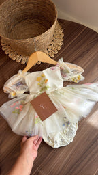 Vestido Marfil Hada Floral con Lazo de Tul y Bordados