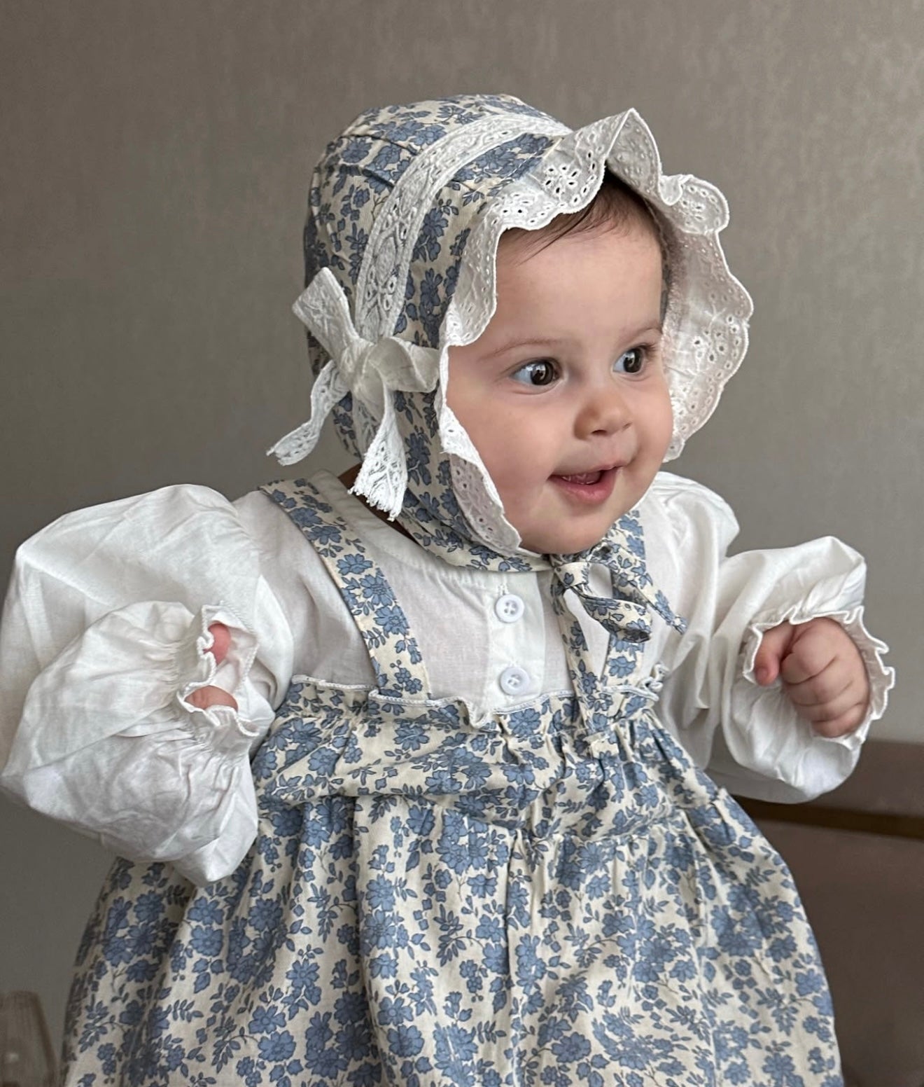 Conjunto Vintage Floral – Elegancia atemporal para tu bebé Imagen secundaria del producto