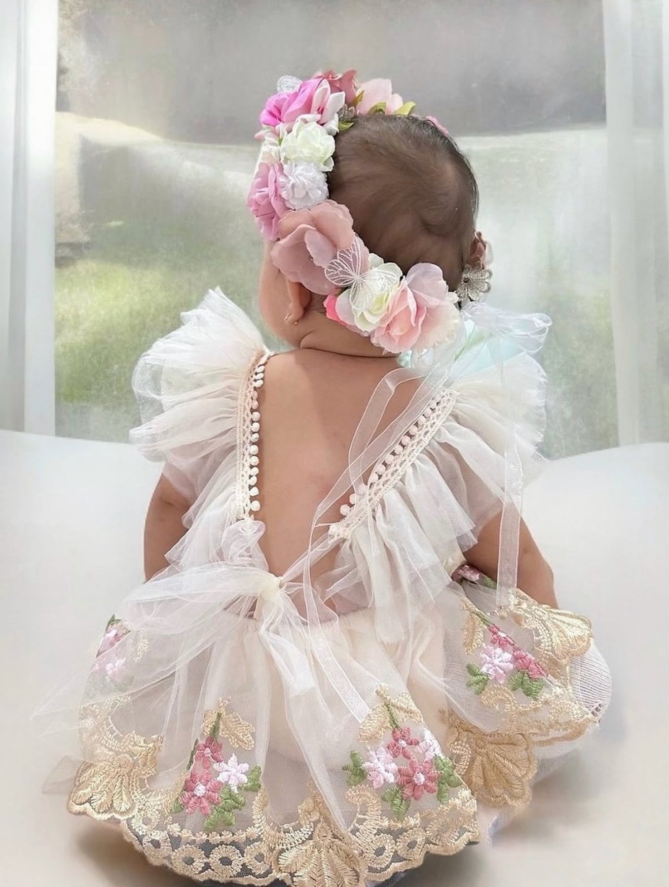 Enterizo de Encaje Floral con Tul Volado – Incluye Vincha