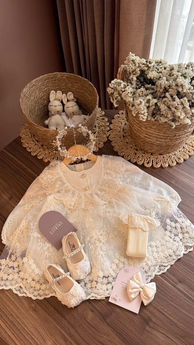 Outfit de Bautizo para Niña en Marfil con Encaje Floral, Zapatos y Tiara de Perlas | El Clóset de Emma | | Ropa de bebé y niña | El Closet de Emma Imagen principal del producto
