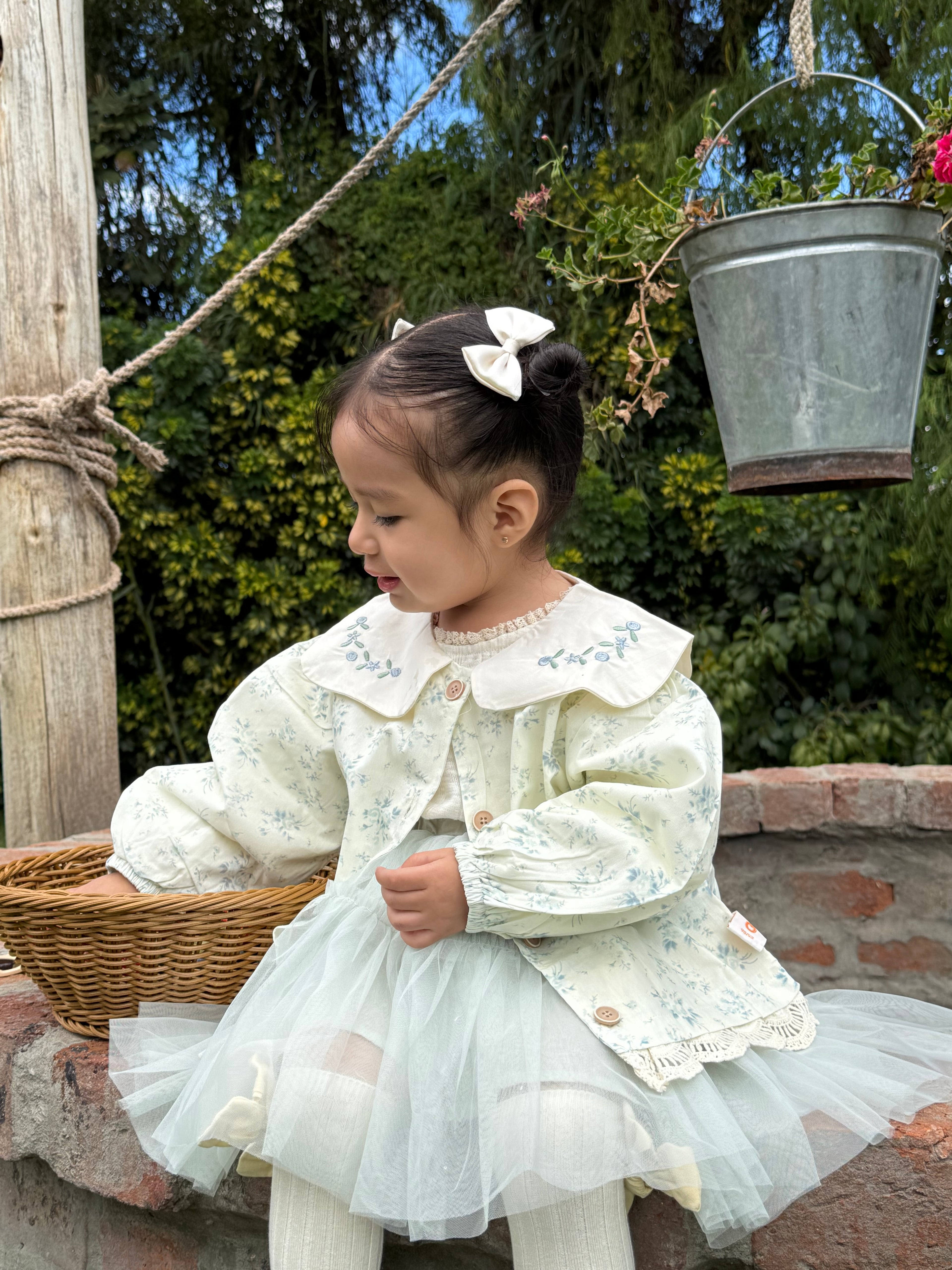 Conjunto Elegante para Niña con Chaqueta, Polo y Falda de Tul Verde