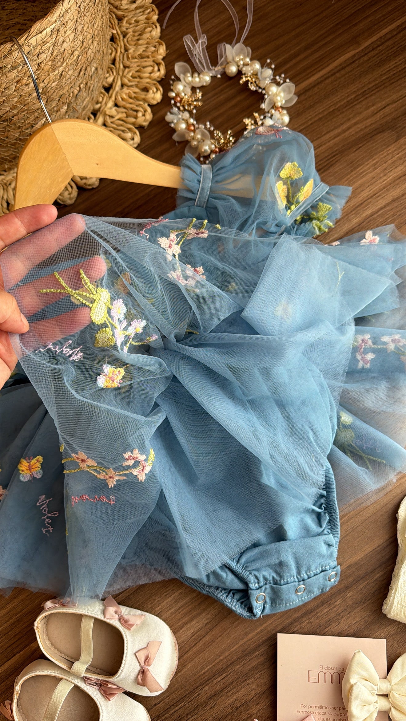 Vestido Tul Azul Bordado Floral con Lazo – Ocasiones Especiales Imagen secundaria del producto