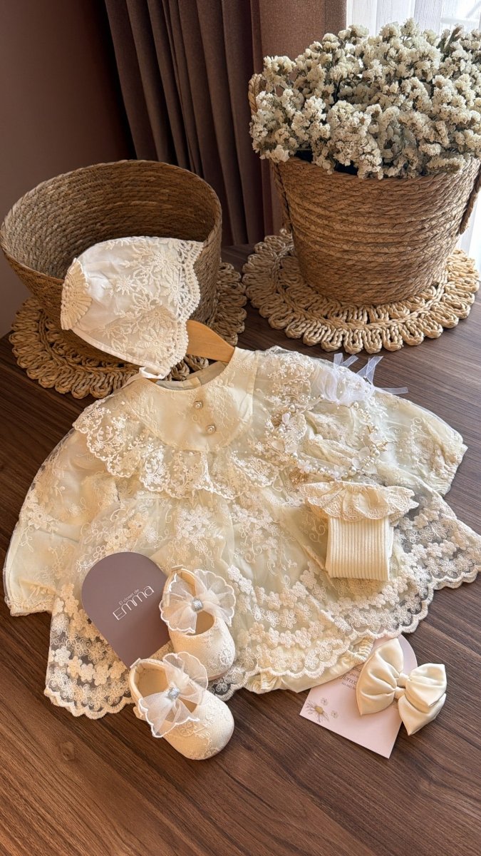 Conjunto de Bautizo para Bebé Niña Color Marfil con Encaje | Vestido, Medias, Zapatos y Accesorios | | Ropa de bebé y niña | El Closet de Emma Imagen principal del producto