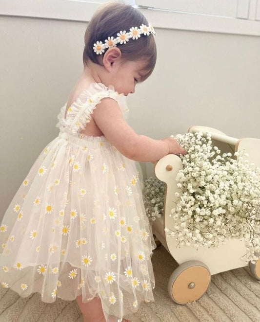 Vestido Blanco con Tul Bordado de Margaritas – Tirantes con Volantes