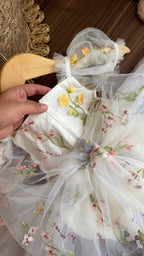 Vestido Floral Blanco Tul Lazo – Edición Encanto