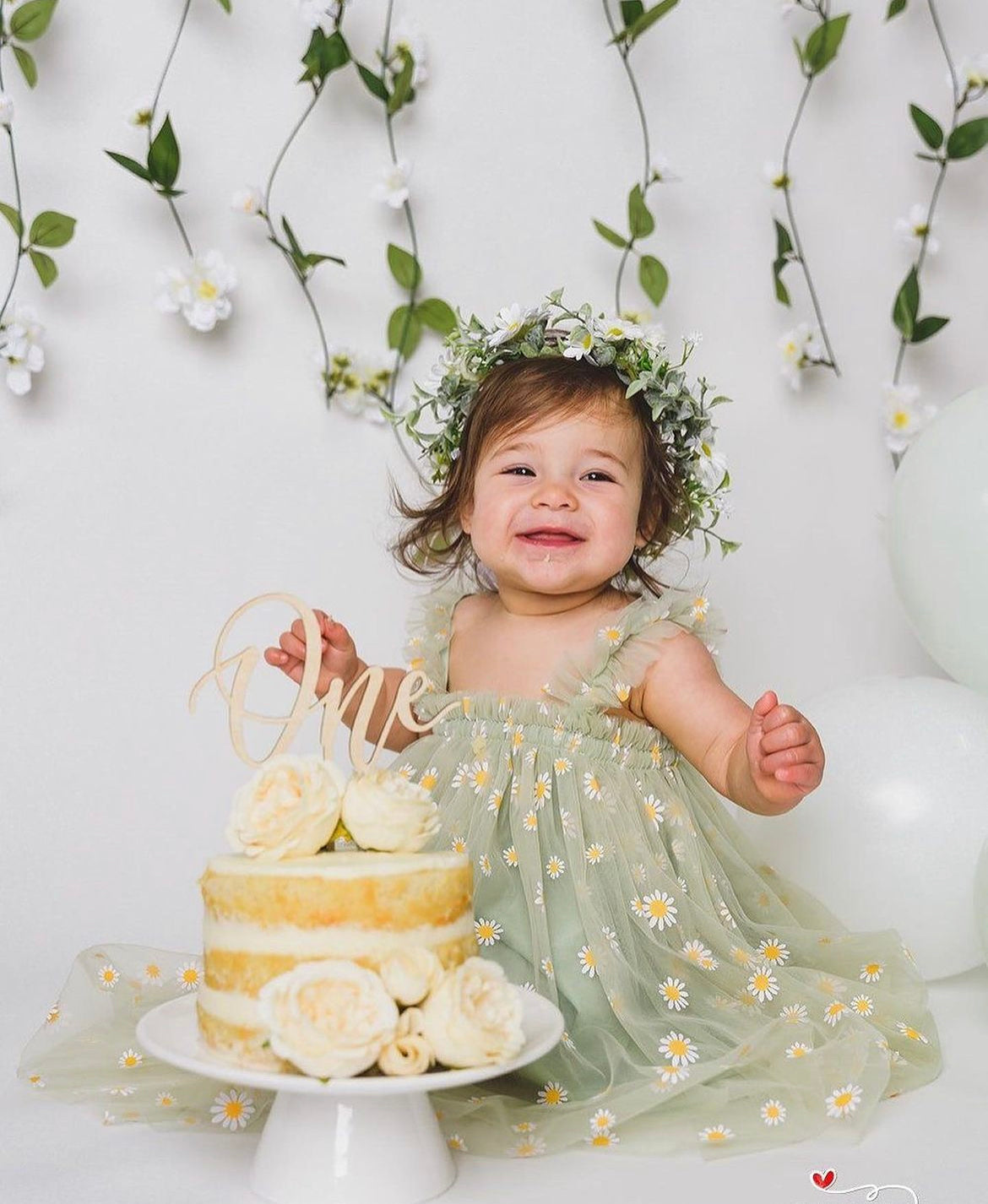 Vestido Verde Pastel con Tul Bordado de Margaritas – Tirantes con Volantes