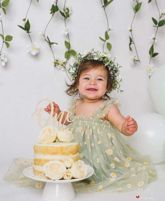 Vestido Verde Pastel con Tul Bordado de Margaritas – Tirantes con Volantes