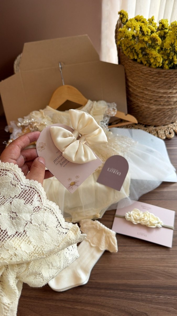 Outfit Vintage para Bebé Niña en Marfil | Vestido de Encaje con Tul, Zapatos, Medias, Tiara y Vincha de Flores | | Ropa de bebé y niña | El Closet de Emma