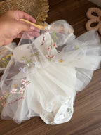 Vestido Floral Blanco Tul Lazo – Edición Encanto