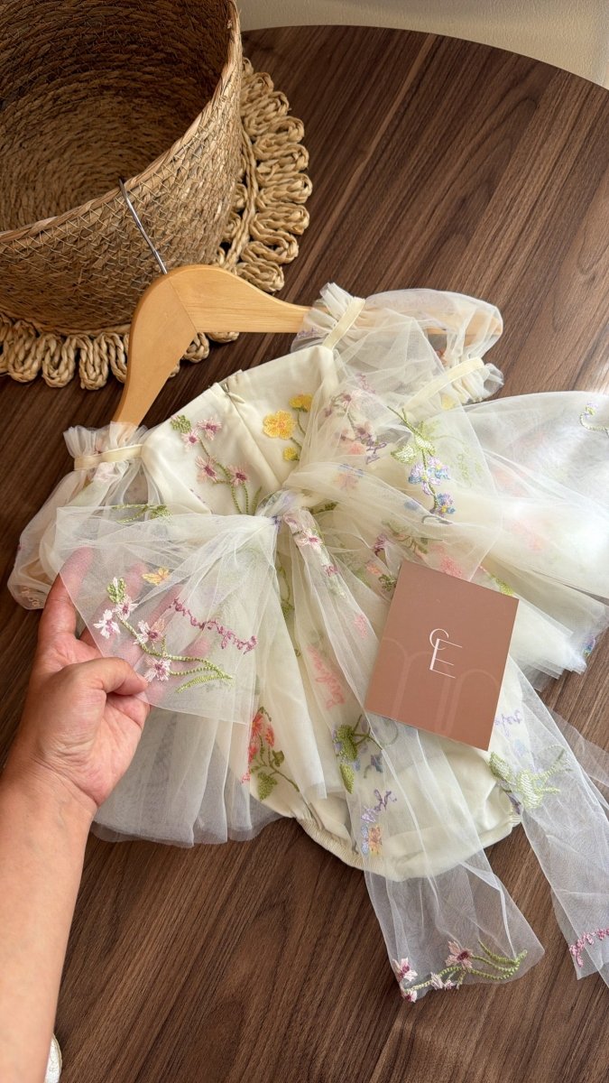 Vestido Marfil Hada Floral con Lazo de Tul y Bordados