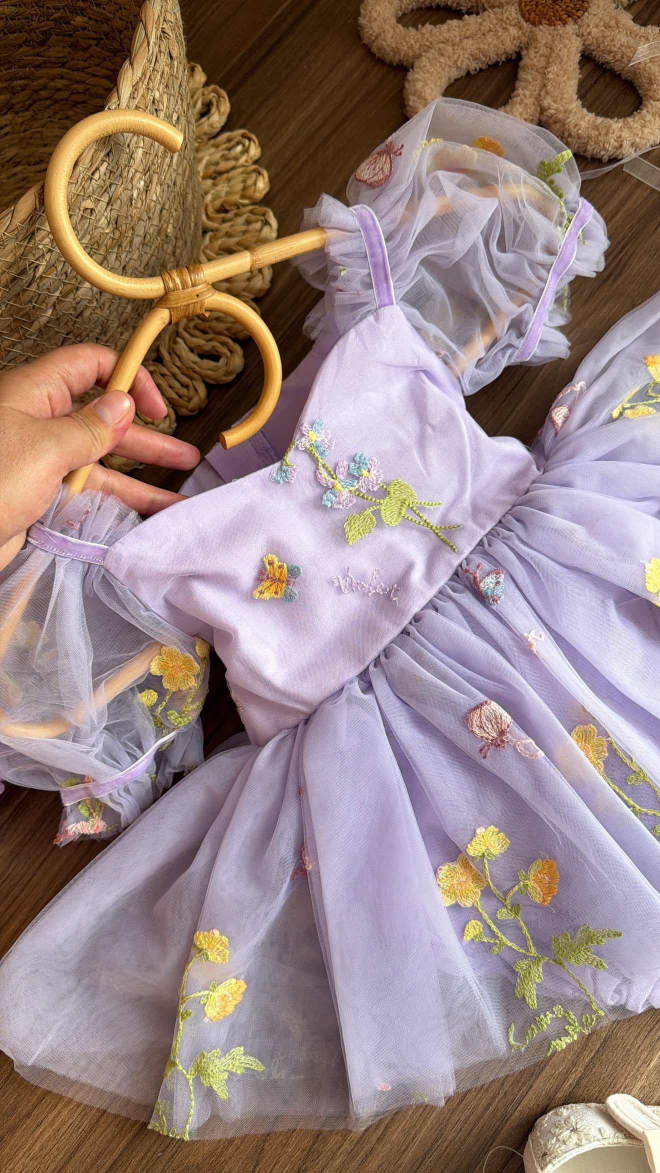 Vestido Lila Tul Bordado con Lazo – Edición Jardín Encantado Imagen secundaria del producto