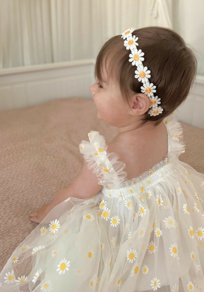 Vestido Blanco con Tul Bordado de Margaritas – Tirantes con Volantes