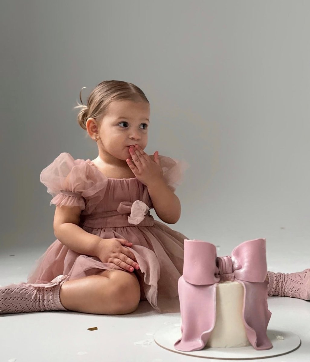 Vestido Rosado con Lazo – Modelo Bella Bow | Vestido de Encaje | Ropa de bebé y niña | El Closet de Emma Imagen principal del producto