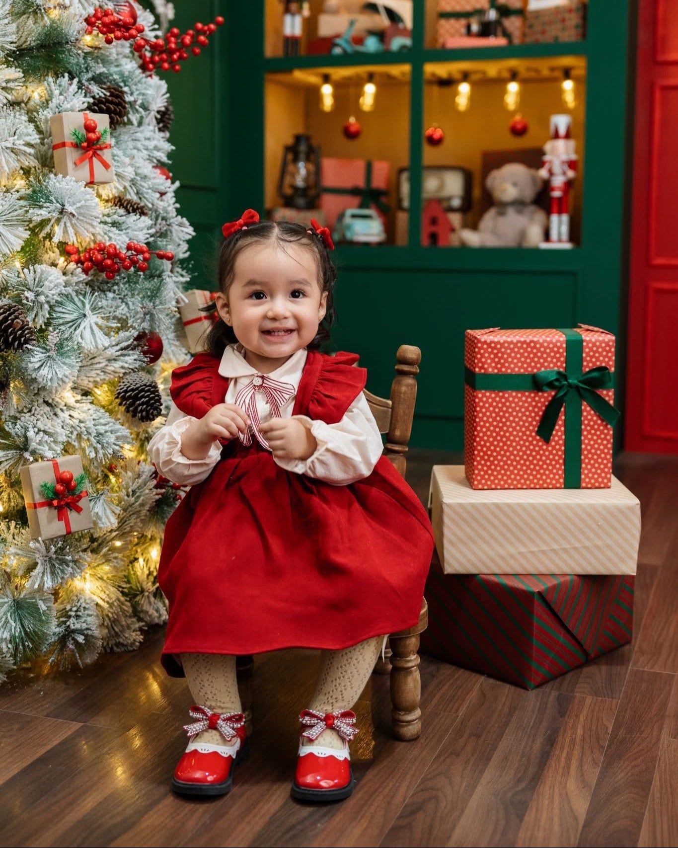 Vestido Rojo Clásico con Blusa Beige – Colección Navidad Mágica