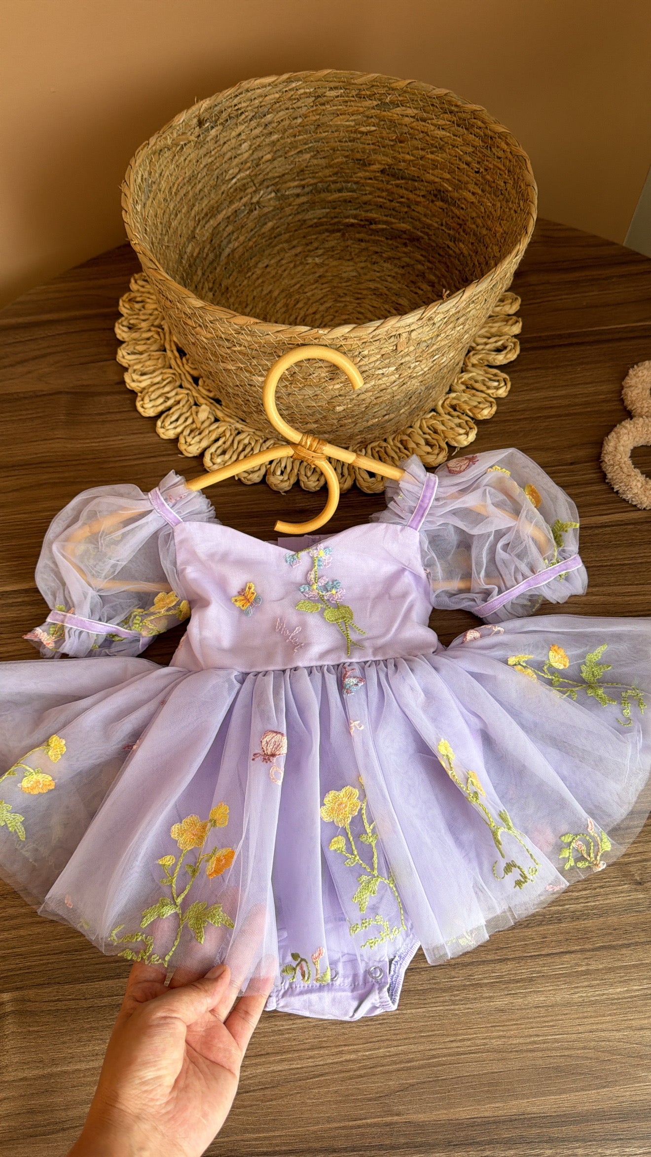 Vestido Lila Tul Bordado con Lazo – Edición Jardín Encantado Imagen principal del producto