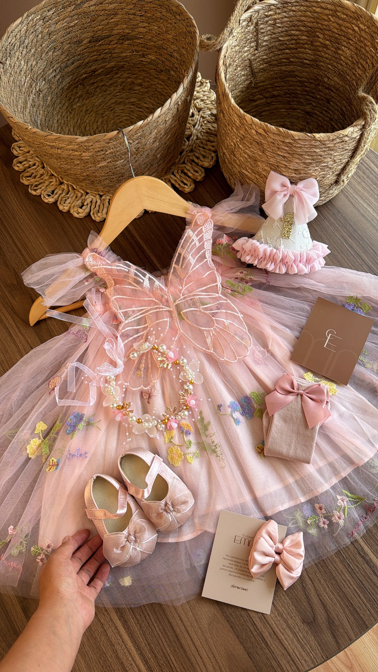 Outfit  vestido rosa con Alas de Ensueño