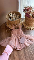 Outfit Vintage Rosa Empolvado para Bebé Niña | Vestido de Tul Elegante con Accesorios | El Clóset de Emma