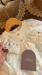 Outfit de Bautizo para Niña en Marfil con Encaje Floral, Zapatos y Tiara de Perlas | El Clóset de Emma | | Ropa de bebé y niña | El Closet de Emma