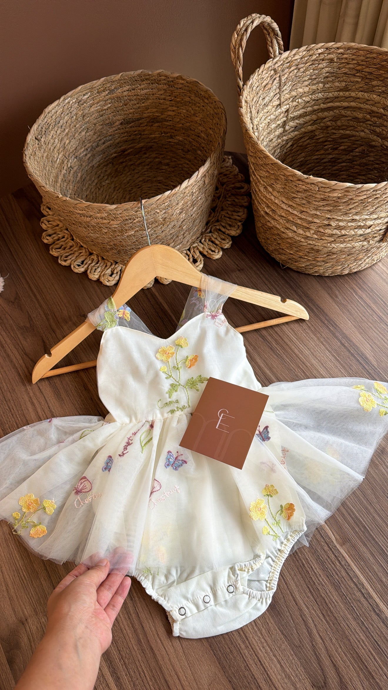 Vestido Floral Crema Tul Bordado – Edición Primavera Imagen principal del producto