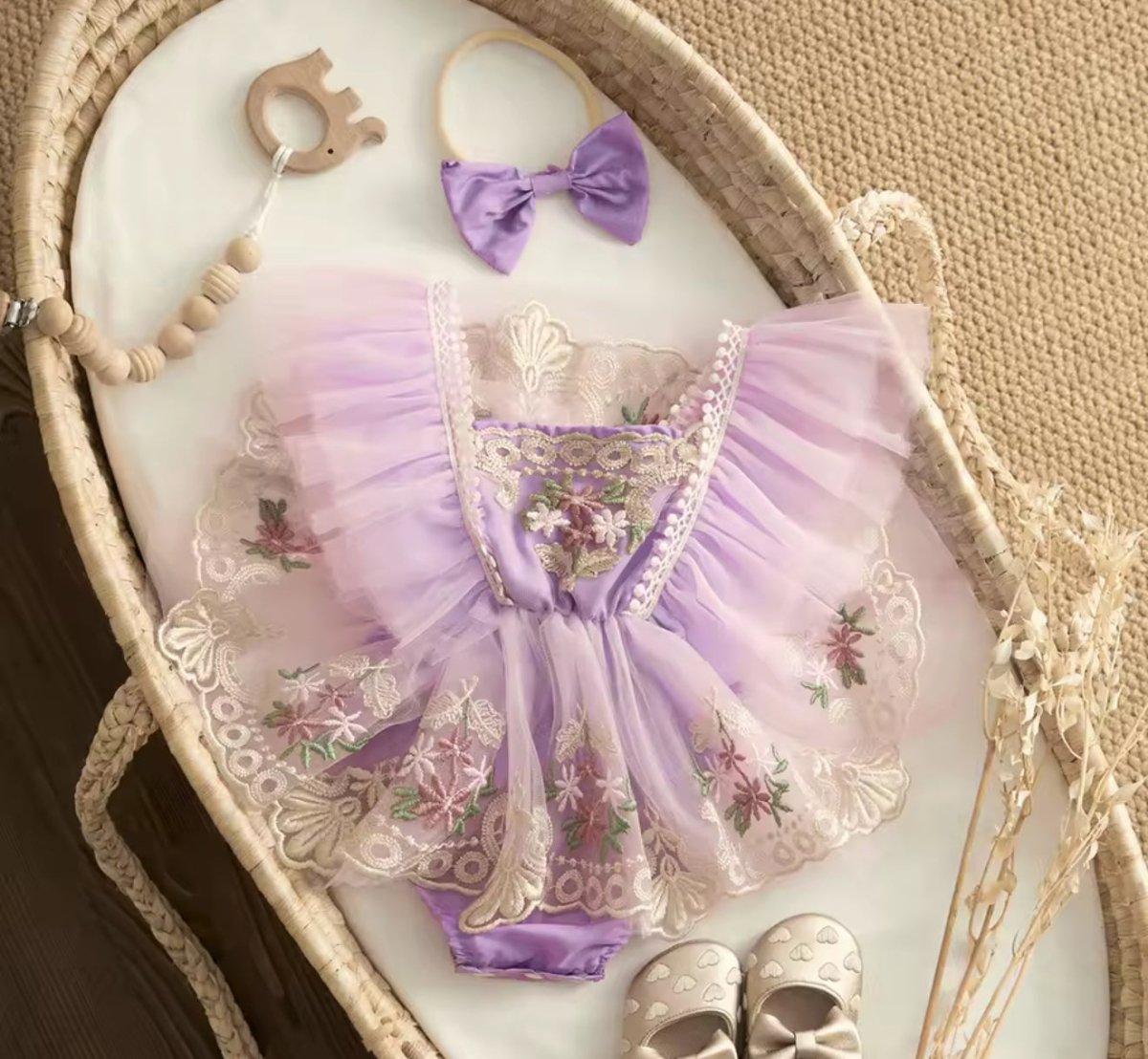 Vestido Lila de Encaje Bordado – Colección Hadas y Mariposas | Vestido de Encaje | Ropa de bebé y niña | El Closet de Emma Imagen principal del producto