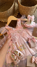 Outfit  vestido rosa con Alas de Ensueño