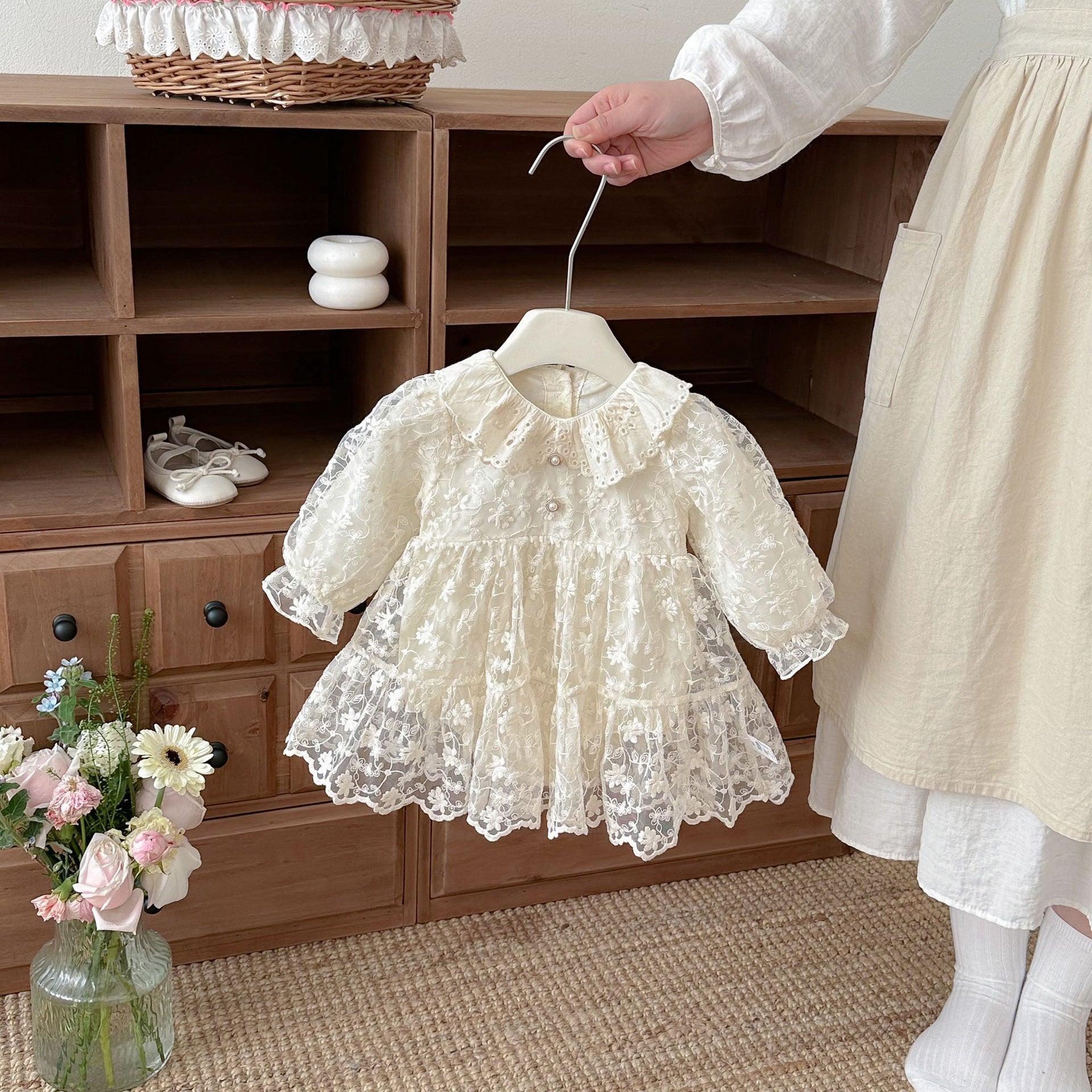 Vestido Encaje Floral Marfil – Edición Romance Clásico Imagen secundaria del producto