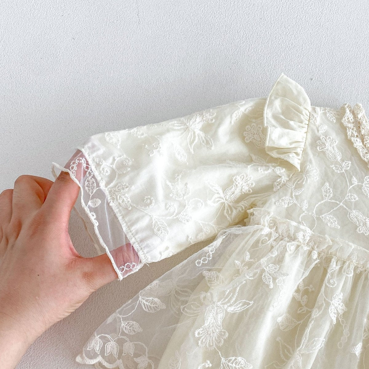 Vestido de Manga Larga en Encaje Bordado Marfil para Bebé Niña | Vestido de Encaje | Ropa de bebé y niña | El Closet de Emma