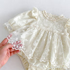 Vestido de Manga Larga en Encaje Bordado Marfil para Bebé Niña | Vestido de Encaje | Ropa de bebé y niña | El Closet de Emma