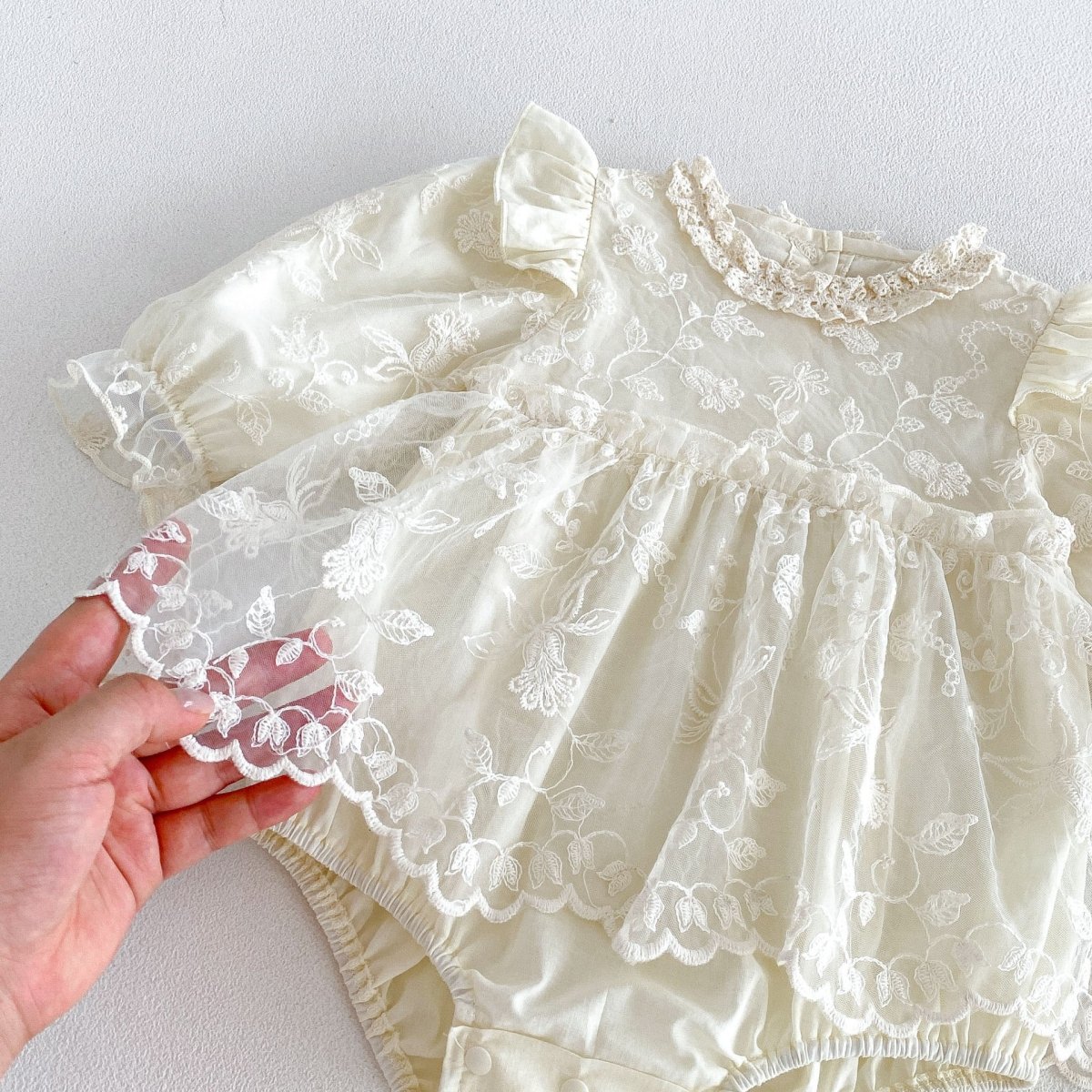 Vestido de Manga Larga en Encaje Bordado Marfil para Bebé Niña | Vestido de Encaje | Ropa de bebé y niña | El Closet de Emma