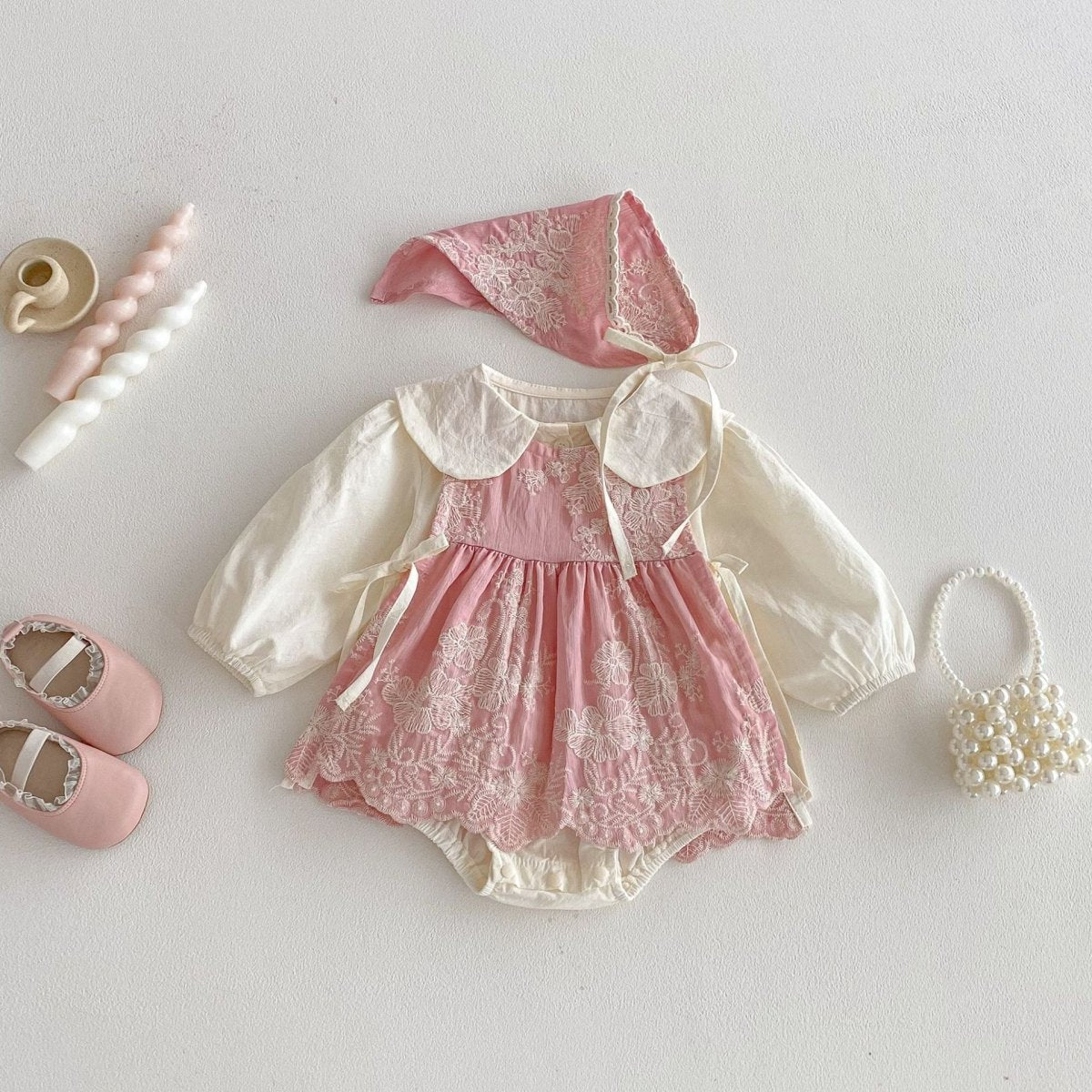 Conjunto Vintage Rosa Bordado + Capota – Edición Dulzura Clásica | Vestido de Encaje | Ropa de bebé y niña | El Closet de Emma Imagen principal del producto