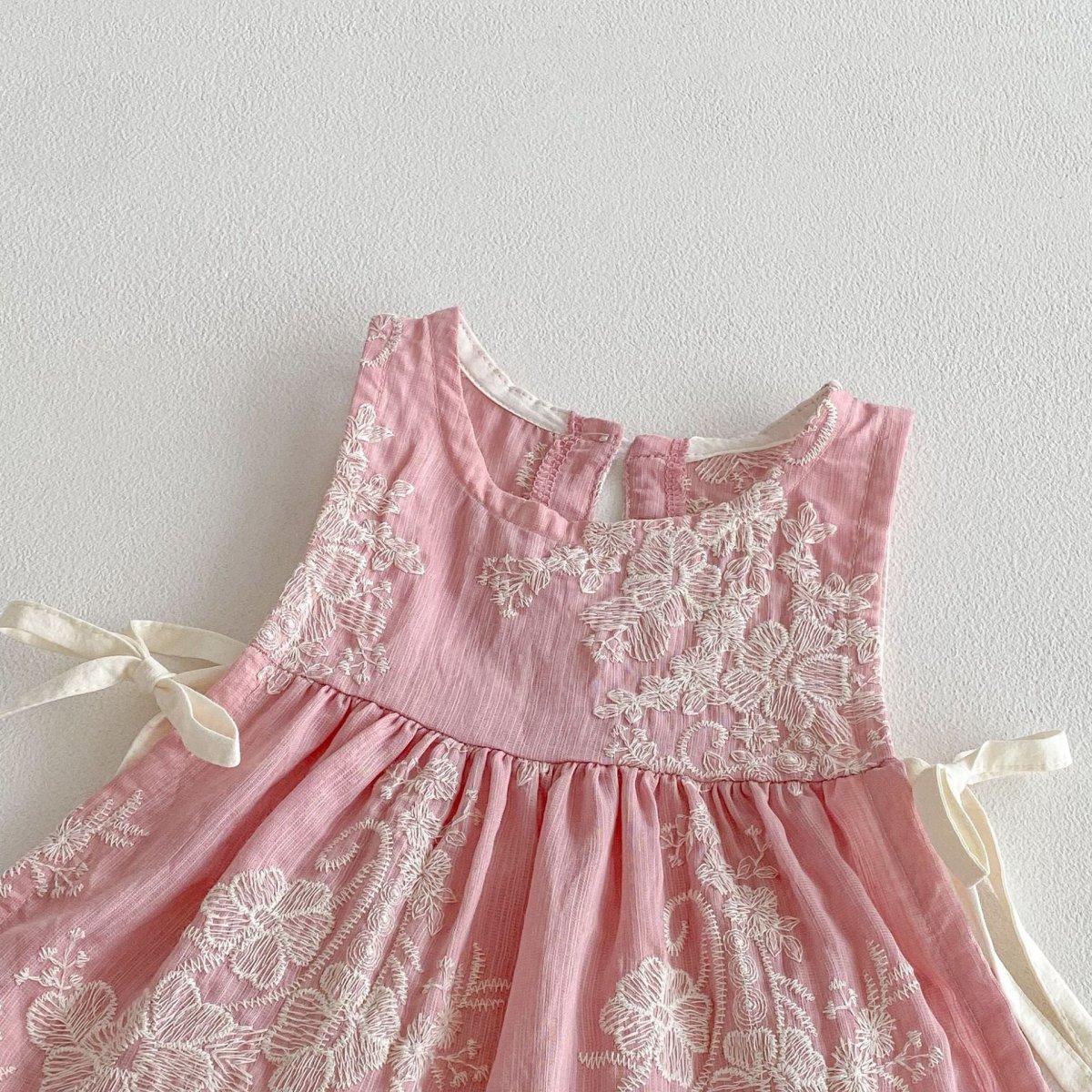 Conjunto Vintage Rosa Bordado + Capota – Edición Dulzura Clásica | Vestido de Encaje | Ropa de bebé y niña | El Closet de Emma