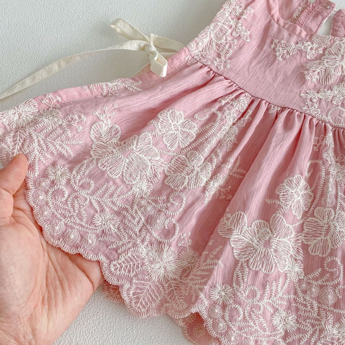 Conjunto Vintage Rosa Bordado + Capota – Edición Dulzura Clásica | Vestido de Encaje | Ropa de bebé y niña | El Closet de Emma