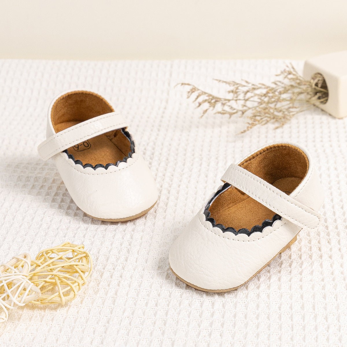 Zapatos para Bebé Niña Color blanco con Correa | Elegantes para Bautizo y Fiesta Imagen secundaria del producto