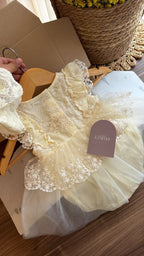 Outfit Vintage para Bebé Niña en Marfil | Vestido de Encaje con Tul, Zapatos, Medias, Tiara y Vincha de Flores | | Ropa de bebé y niña | El Closet de Emma