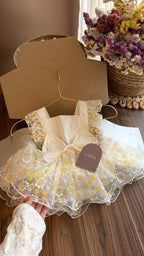 Vestido Elegante para Bebé Color Perla con Estampado de Margaritas Doradas | Set Completo para Niña