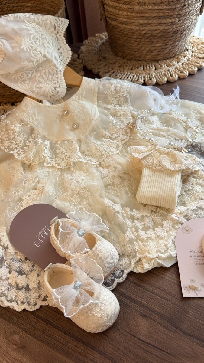 Conjunto de Bautizo para Bebé Niña Color Marfil con Encaje | Vestido, Medias, Zapatos y Accesorios | | Ropa de bebé y niña | El Closet de Emma
