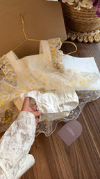 Vestido Elegante para Bebé Color Perla con Estampado de Margaritas Doradas | Set Completo para Niña