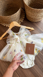 Vestido Floral Crema Tul Bordado – Edición Primavera