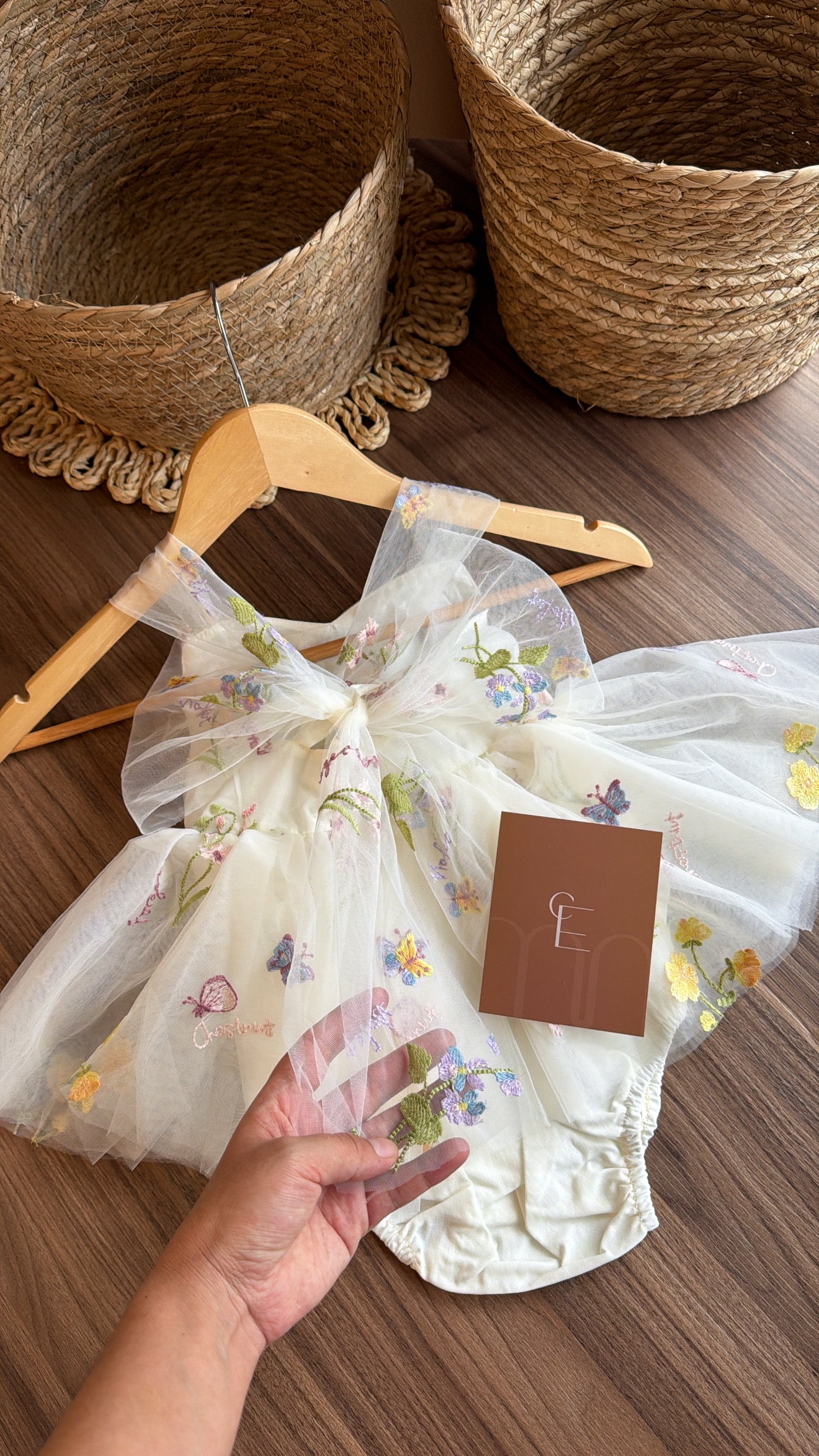 Vestido Floral Crema Tul Bordado – Edición Primavera