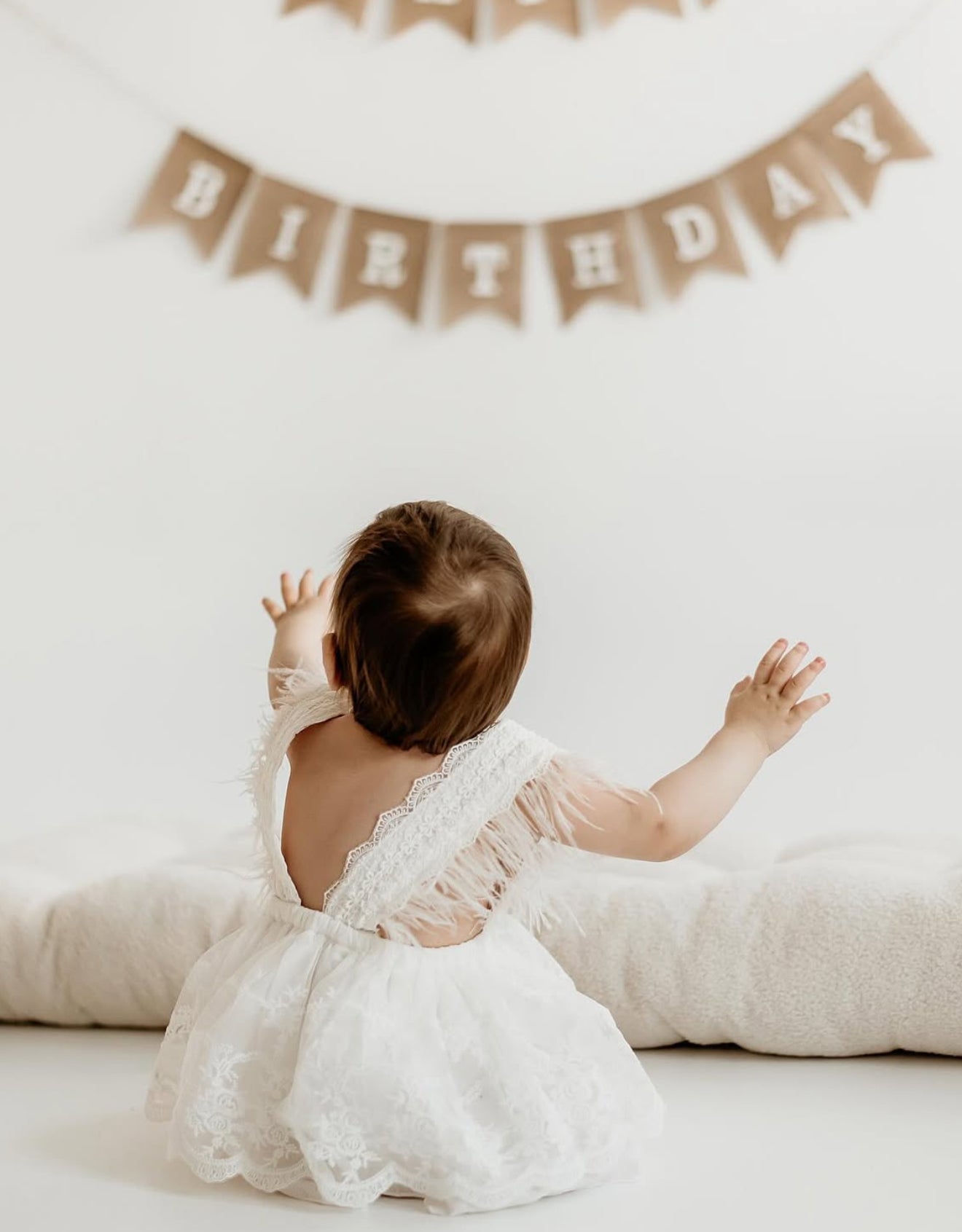 Vestido Ángel Encantado – Encaje con Plumitas Imagen secundaria del producto