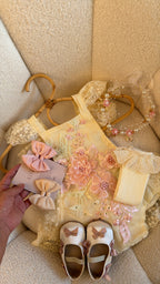 Outfit de encaje y perlas