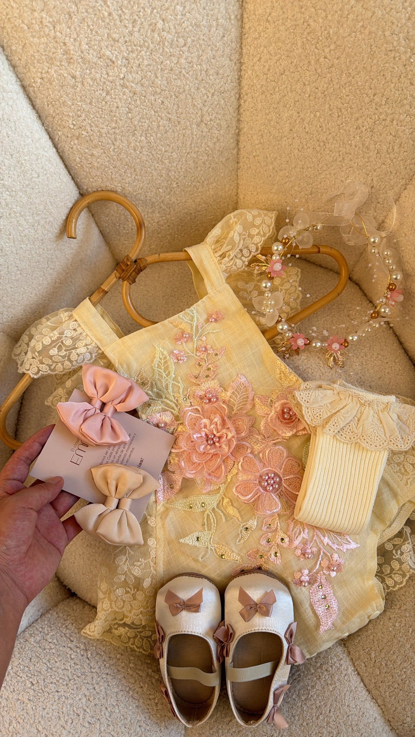 Outfit de encaje y perlas