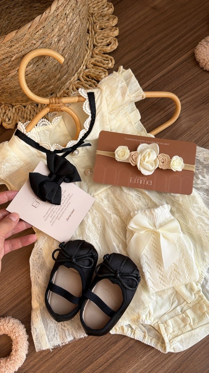 Outfit Elegancia Clásica Perla & Negro Imagen secundaria del producto