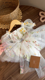 Vestido Floral Blanco Tul Lazo – Edición Encanto