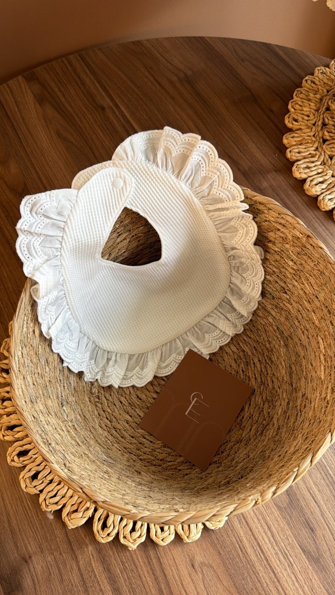 Babero Elegante para Bebé con Encaje Blanco | | Ropa de bebé y niña | El Closet de Emma